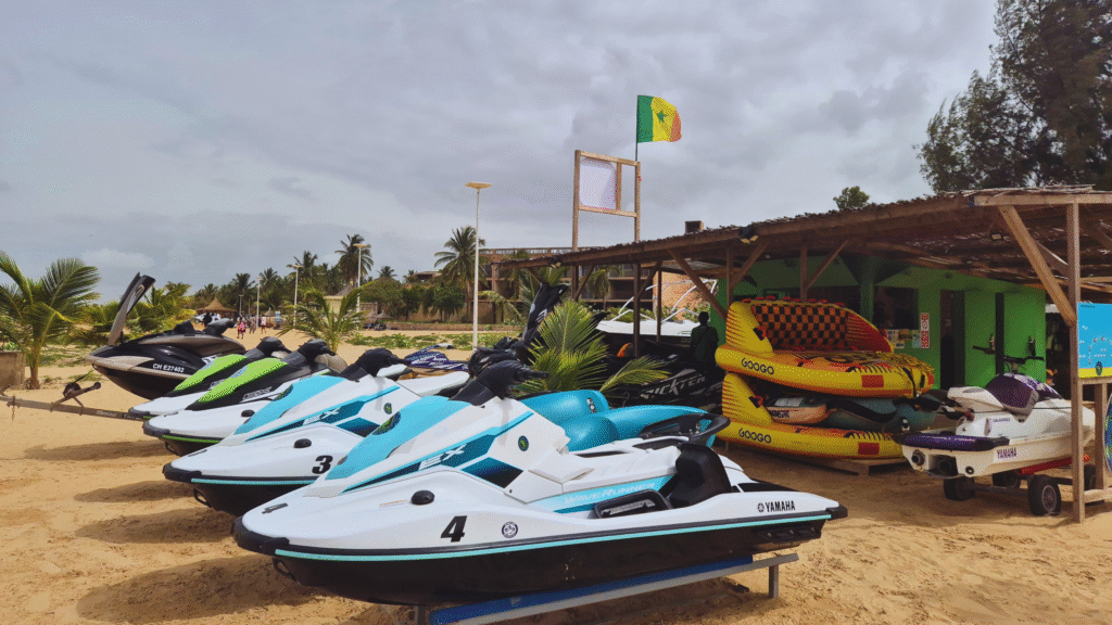 Faire du jet ski-paddle-canoë au Sénégal