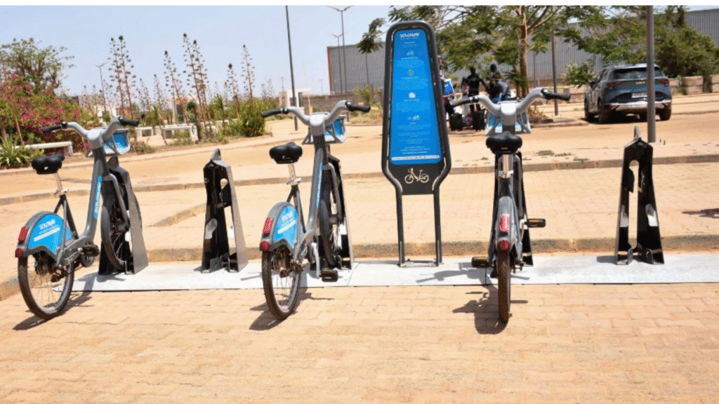 La gare TER de Diamniadio teste les vélos en libre service