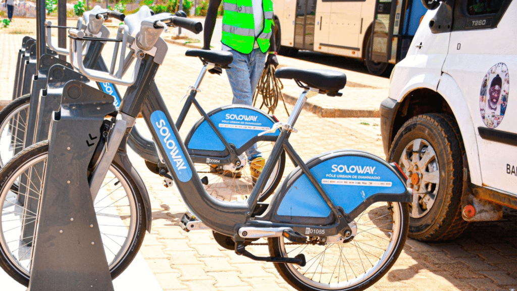 La gare TER de Diamniadio teste les vélos en libre service