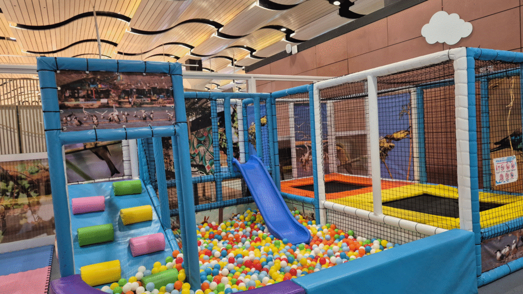 Les services de l'AIBD (jeux-fumoir-prière)