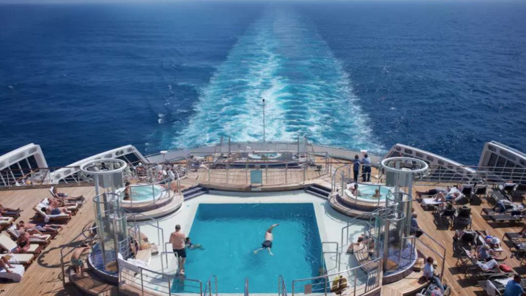 Le Queen Mary 2 accoste à Dakar